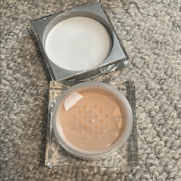 BNIB BECCA Soft Light Blurring Powder - Picture 7 of 7
